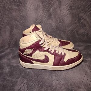 Nike Air Jordan 1 Mid SE Split Beach Cherrywood Sneakers Womens Sz 8 Shoes.